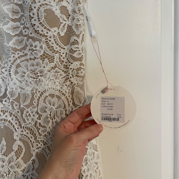 *NEW w/ TAGS ON!* The Wtoo by Watters Philomene Lace Cap-Sleeve Wedding Gown - Picture 10 of 12